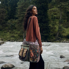 Load image into Gallery viewer, Le Fleur Bel Shoulder Bag