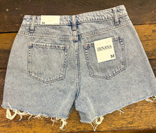 Load image into Gallery viewer, Light Wash Distressed Hem Shorts